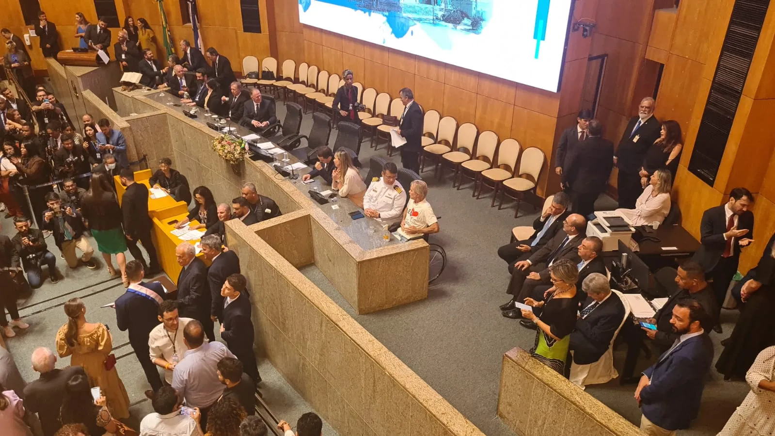 Imagem ilustrativa da imagem De cadeira de rodas, Sergio Meneguelli toma posse na Assembleia do ES