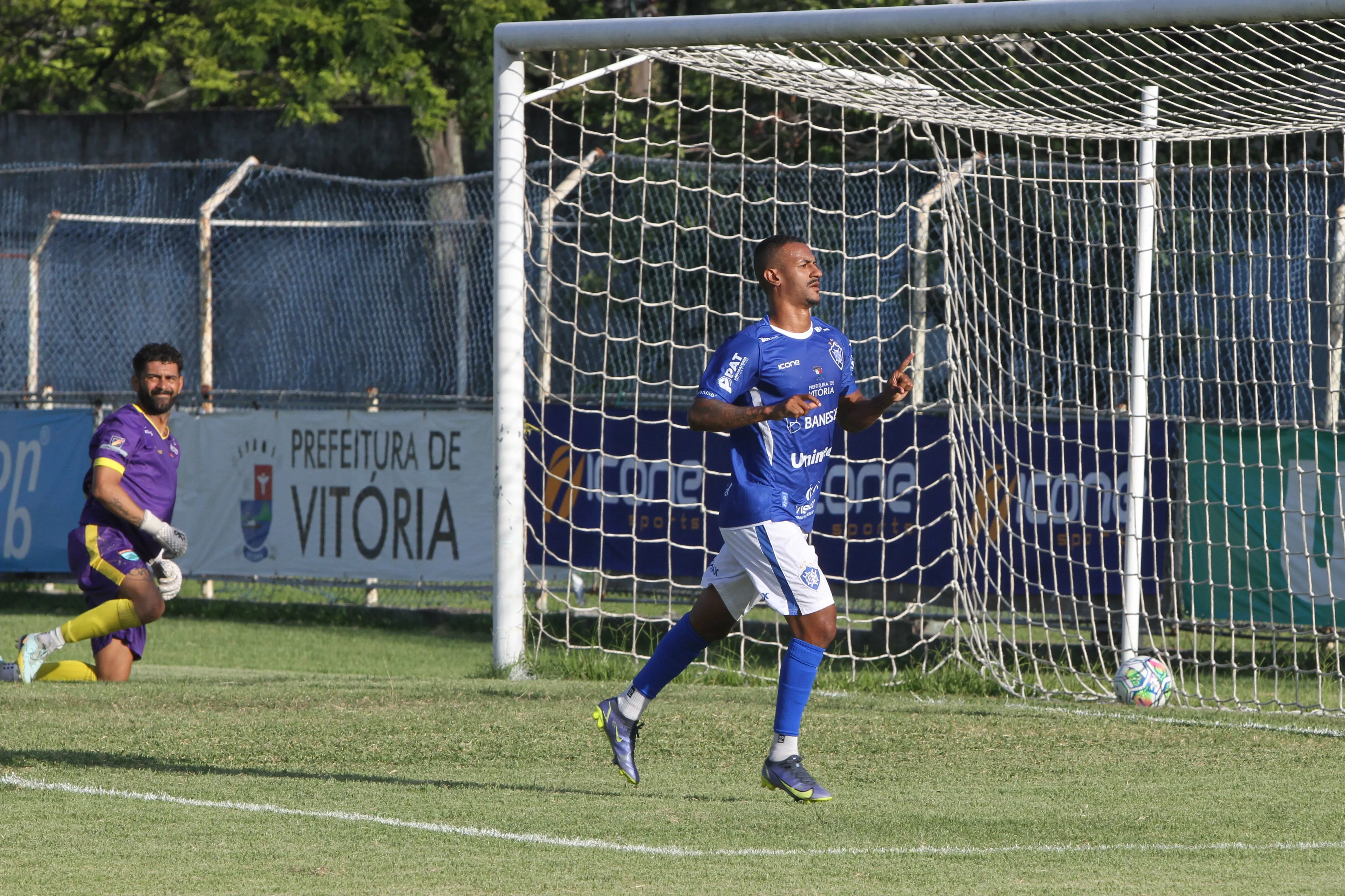 Imagem ilustrativa da imagem Vitória vence Vilavelhense e se torna líder isolado do Capixabão