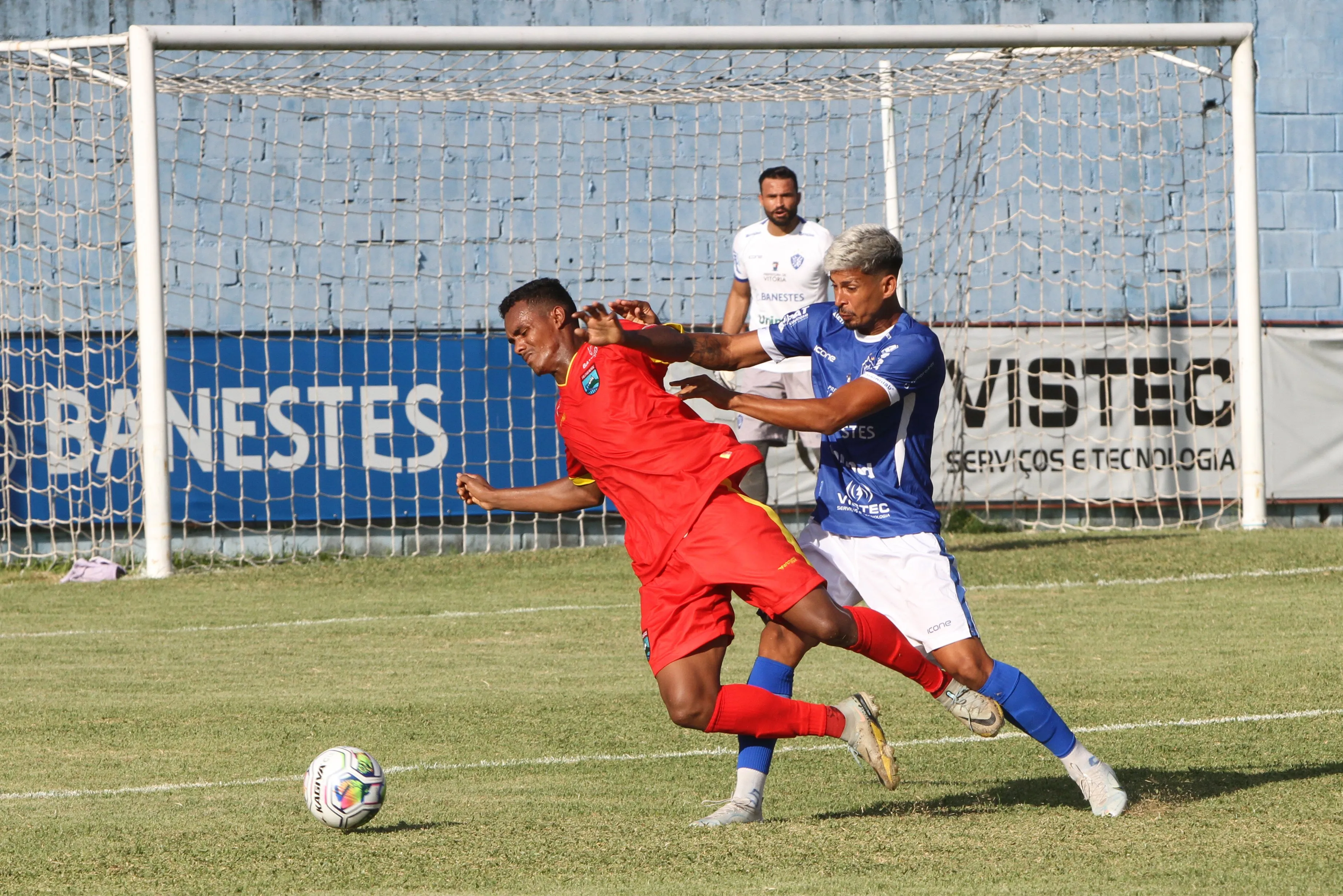 Imagem ilustrativa da imagem Vitória vence Vilavelhense e se torna líder isolado do Capixabão