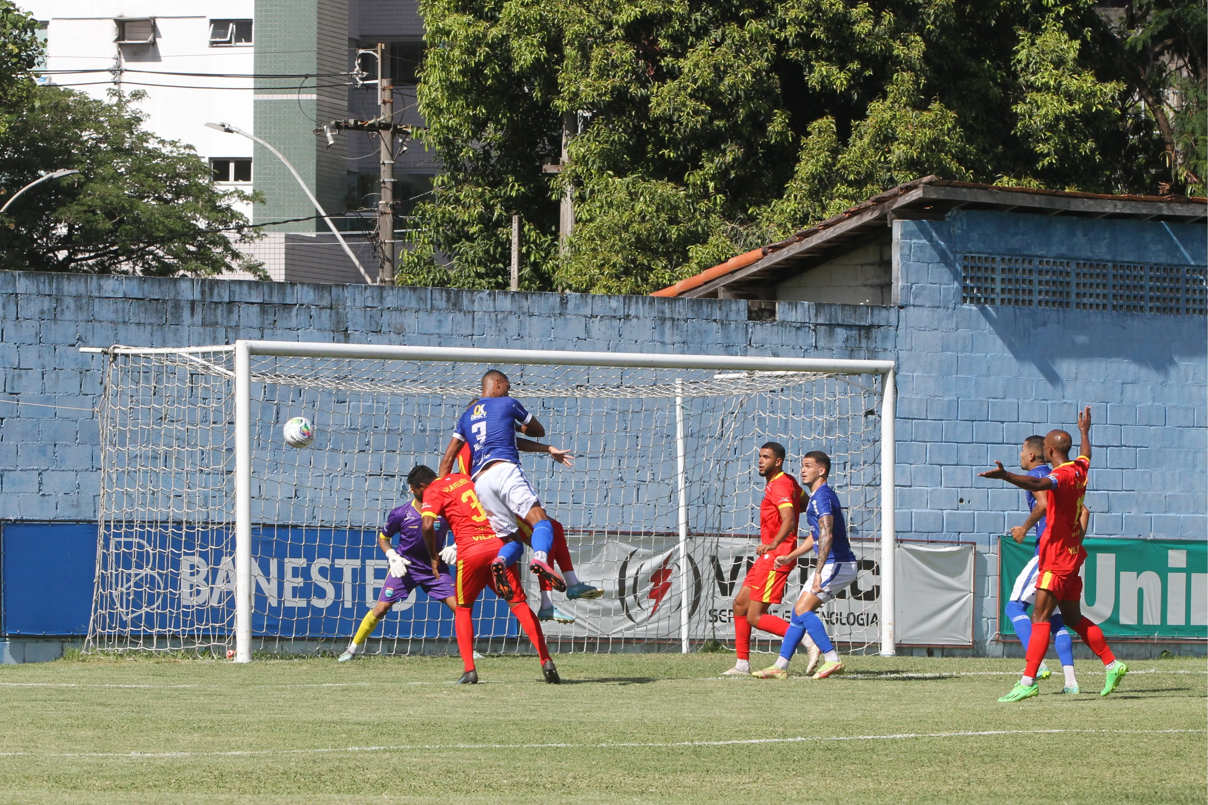 Imagem ilustrativa da imagem Vitória vence Vilavelhense e se torna líder isolado do Capixabão