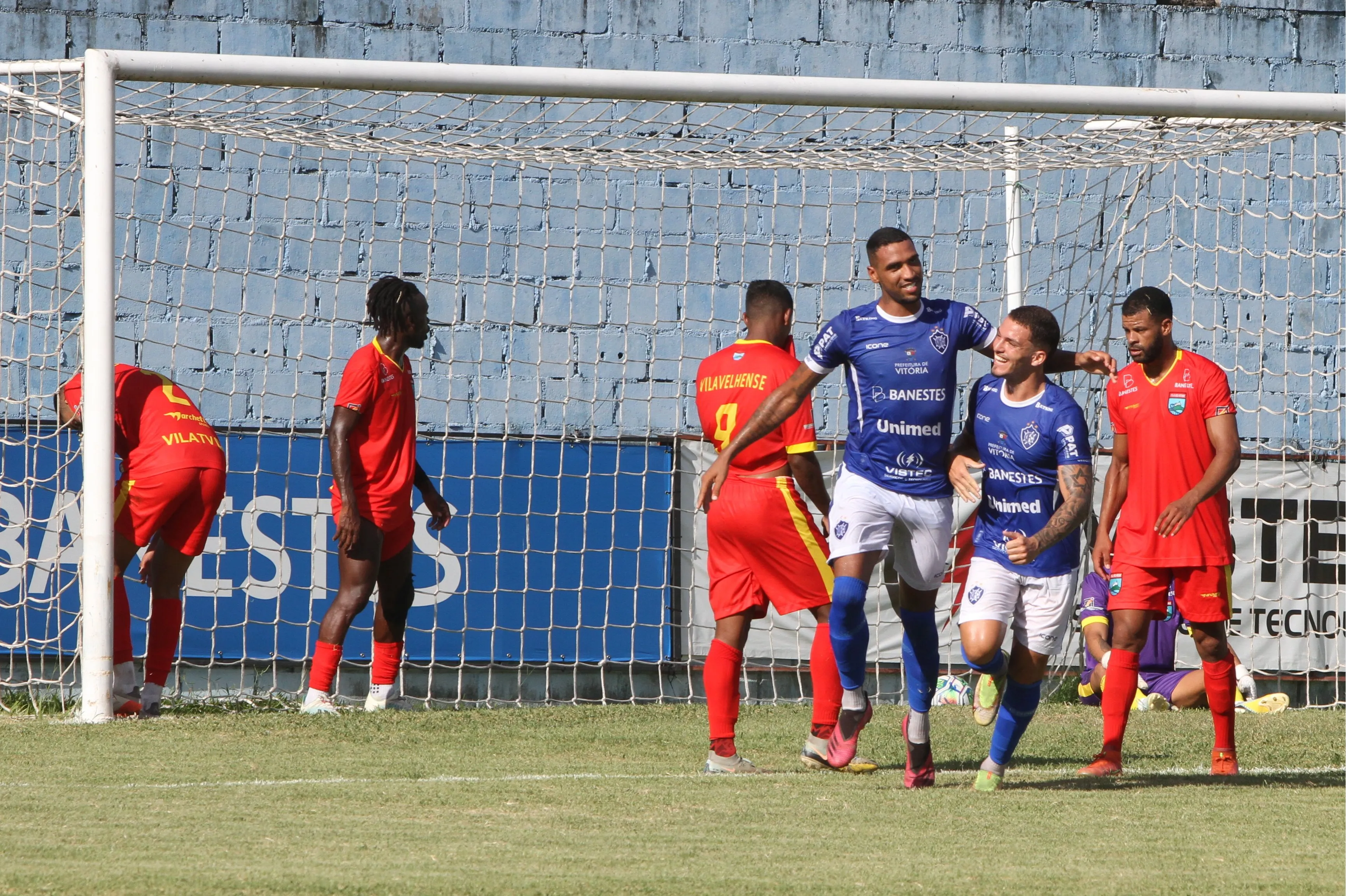 Imagem ilustrativa da imagem Vitória vence Vilavelhense e se torna líder isolado do Capixabão