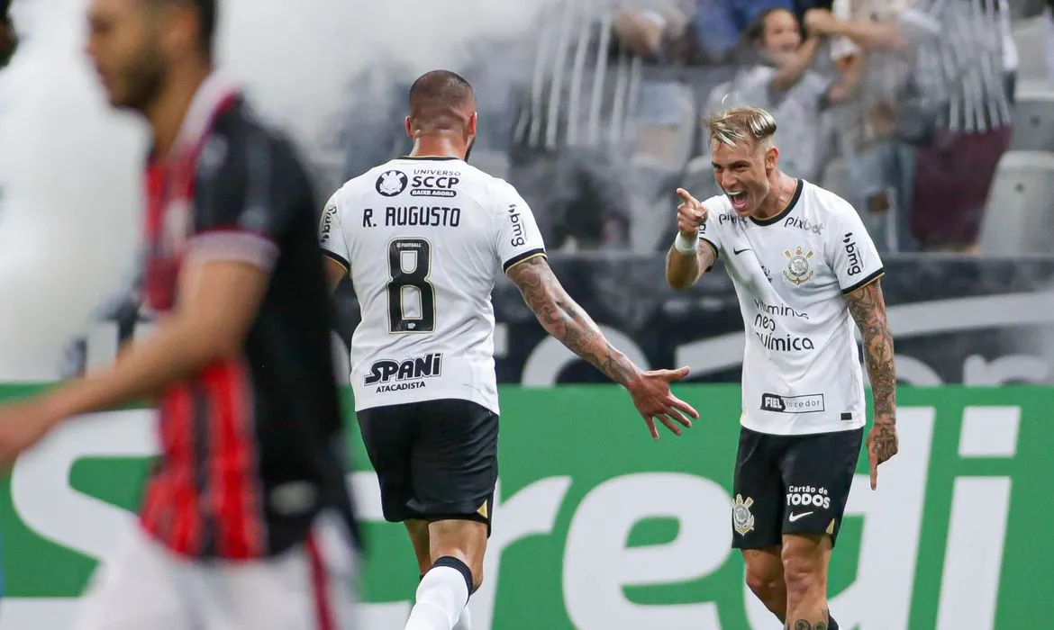 Imagem ilustrativa da imagem Com gols de Roger Guedes e Adson, Corinthians vence o Botafogo-SP