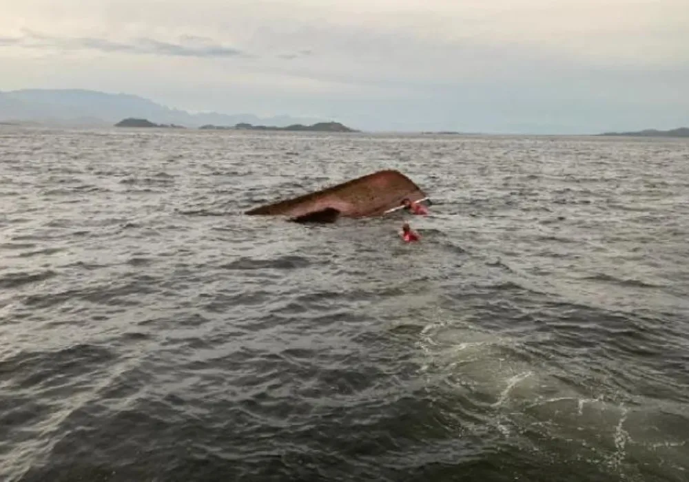 Imagem ilustrativa da imagem Embarcação naufraga e deixa ao menos três mortos no RJ