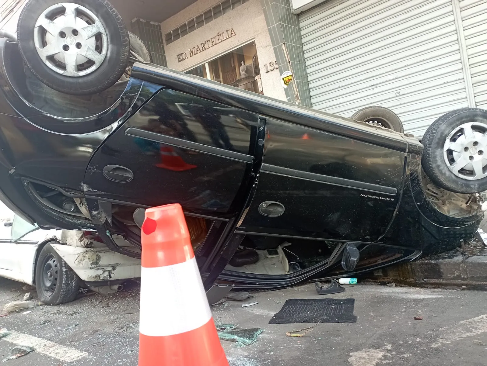 Imagem ilustrativa da imagem VÍDEO | Carro capota em acidente no Centro de Vitória