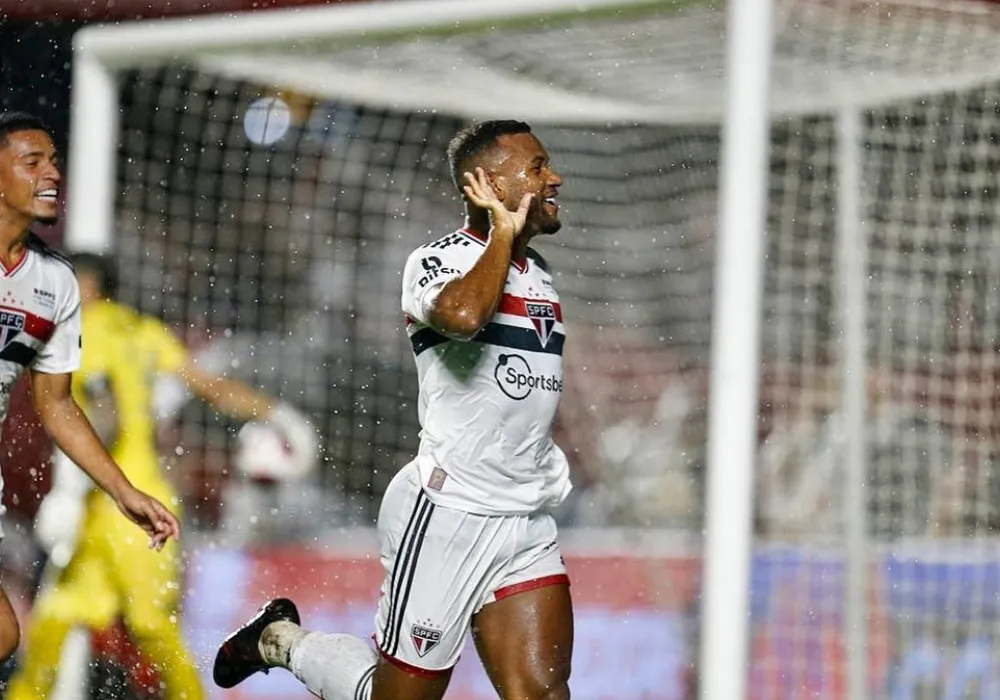 Imagem ilustrativa da imagem São Paulo vence o Santos por 3 a 1 no Morumbi e encerra jejum em clássicos