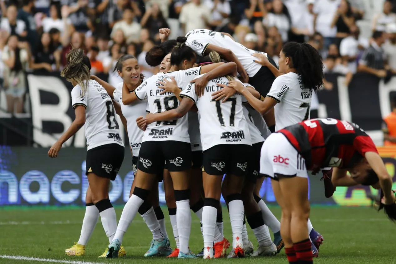 Imagem ilustrativa da imagem Corinthians é bi da Supercopa Feminina com goleada no Flamengo