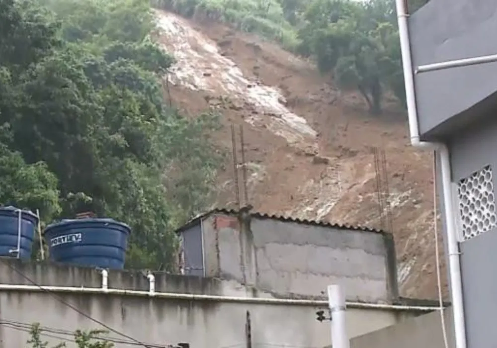 Imagem ilustrativa da imagem Mulher morre em desabamento de casa durante temporal no RJ