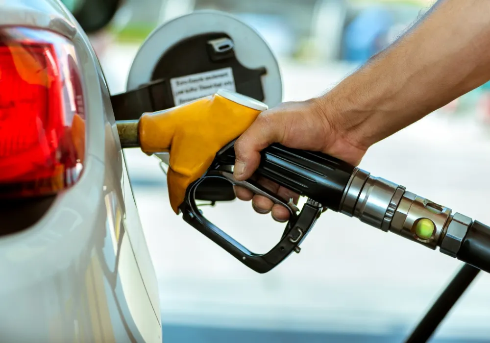 Imagem ilustrativa da imagem Com volta de impostos federais, gasolina deve subir R$ 0,68 por litro