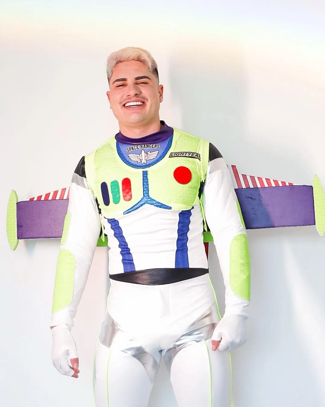 Imagem ilustrativa da imagem Lucas Souza provoca Jojo Todynho com fantasia de astronauta de Toy Story