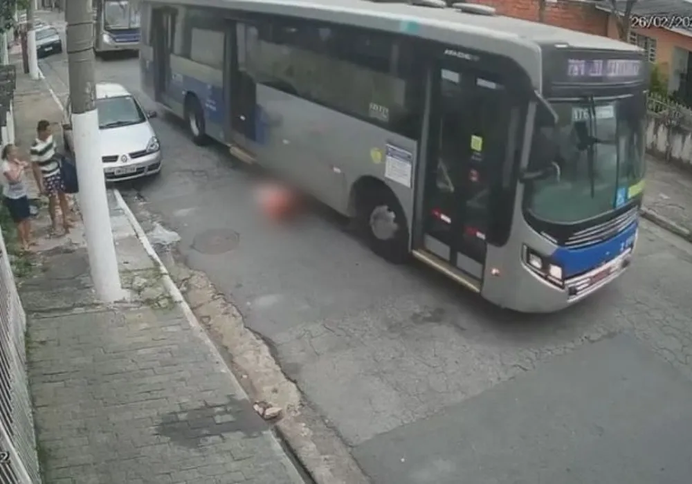 Imagem ilustrativa da imagem Morre idoso atropelado por motorista de ônibus após discussão