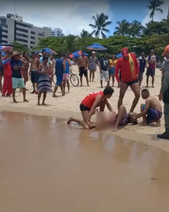 Imagem ilustrativa da imagem Adolescente é atacado por tubarão e tem perna ferida no litoral de Pernambuco