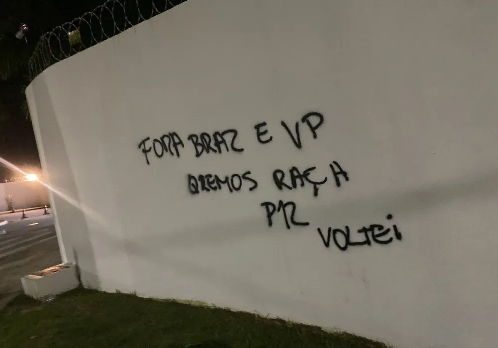 Imagem ilustrativa da imagem Torcedores arremessam pipoca no CT do Flamengo e gritam contra VP e Braz