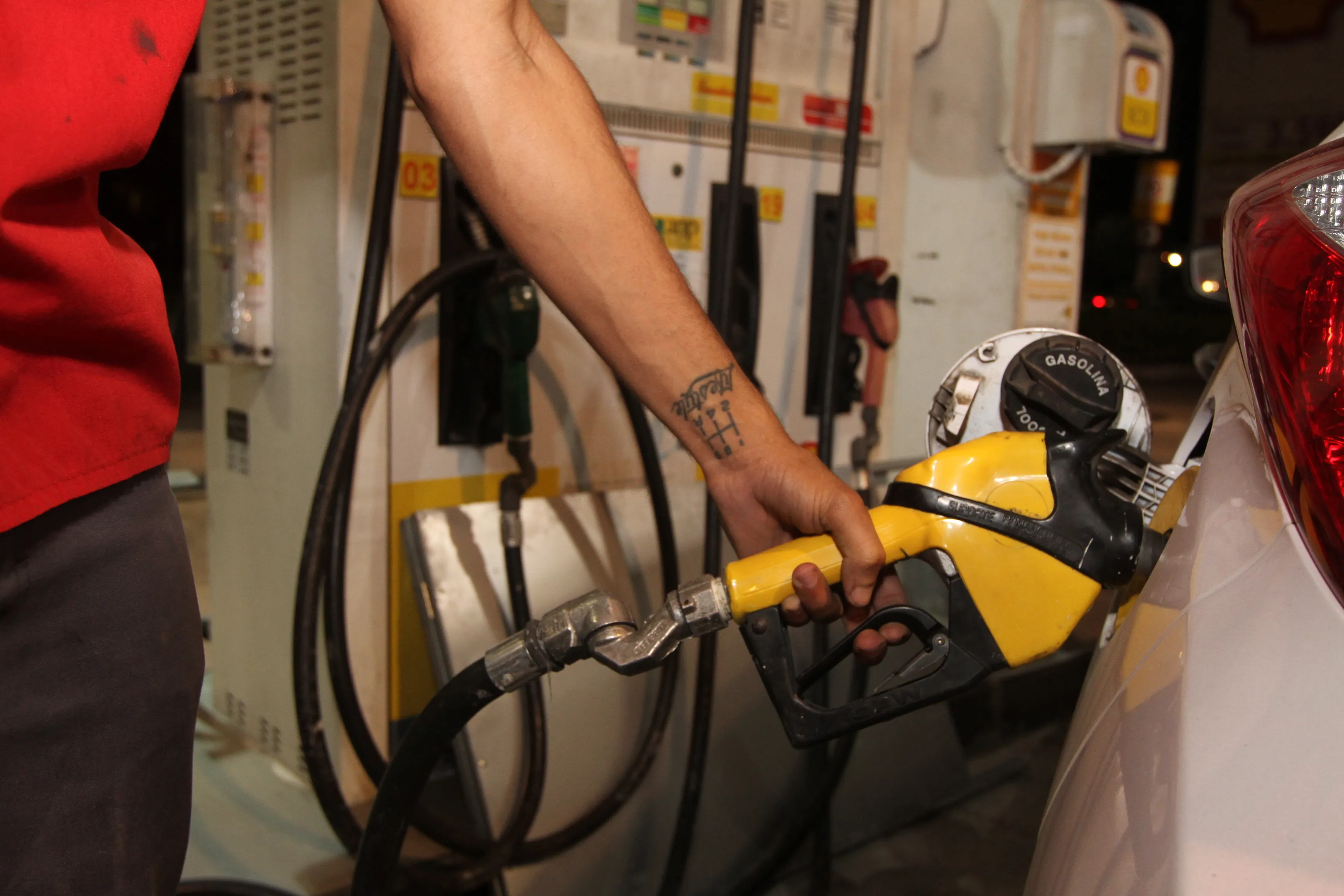 Imagem ilustrativa da imagem Preço da gasolina sobe 6,09% após reoneração dos combustíveis