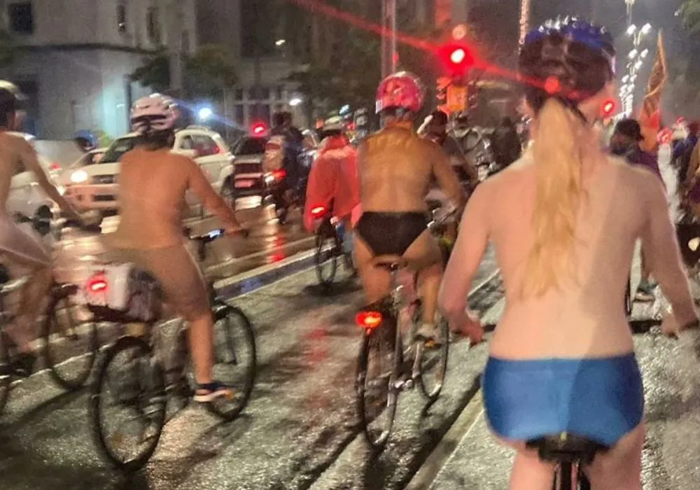 Imagem ilustrativa da imagem Ciclistas pedalam nus em São Paulo em protesto contra mortes no trânsito