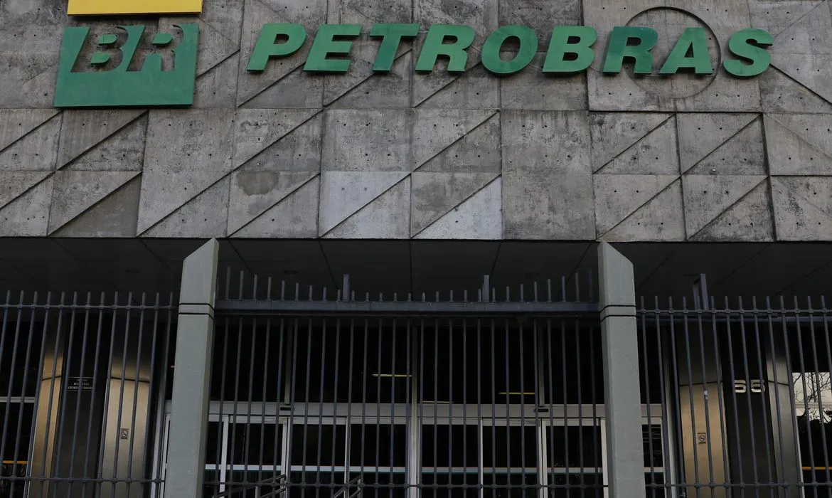 Imagem ilustrativa da imagem Concurso da Petrobras recebe inscrições até sexta. Veja como se preparar