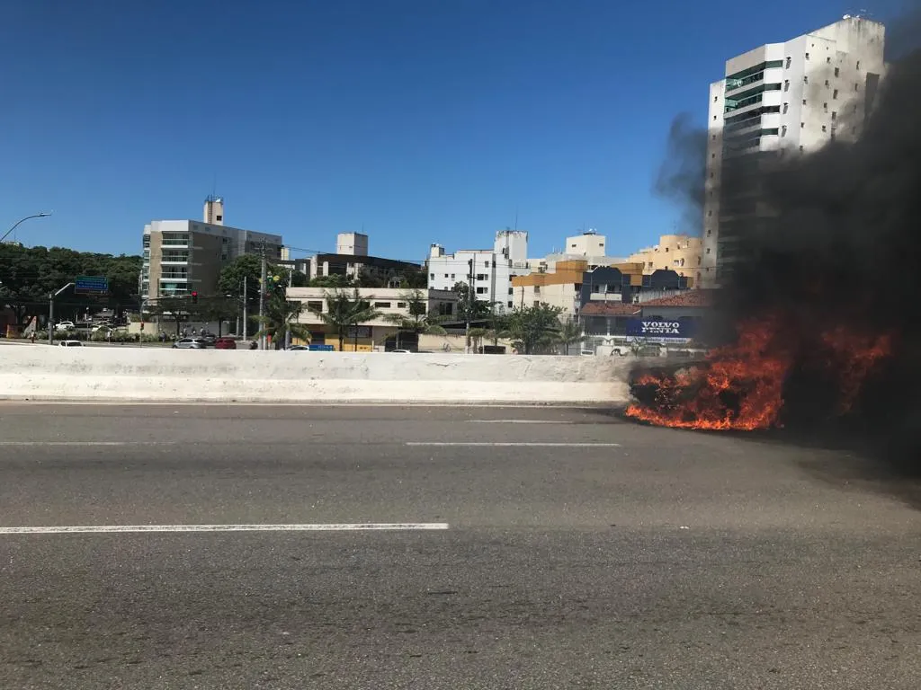 Imagem ilustrativa da imagem Carro pega fogo e interdita faixa da Ponte da Passagem em Vitória