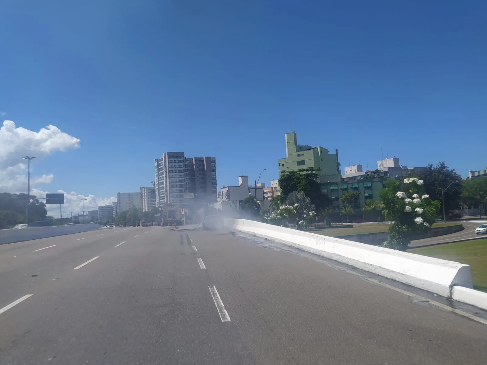 Imagem ilustrativa da imagem Carro pega fogo e interdita faixa da Ponte da Passagem em Vitória