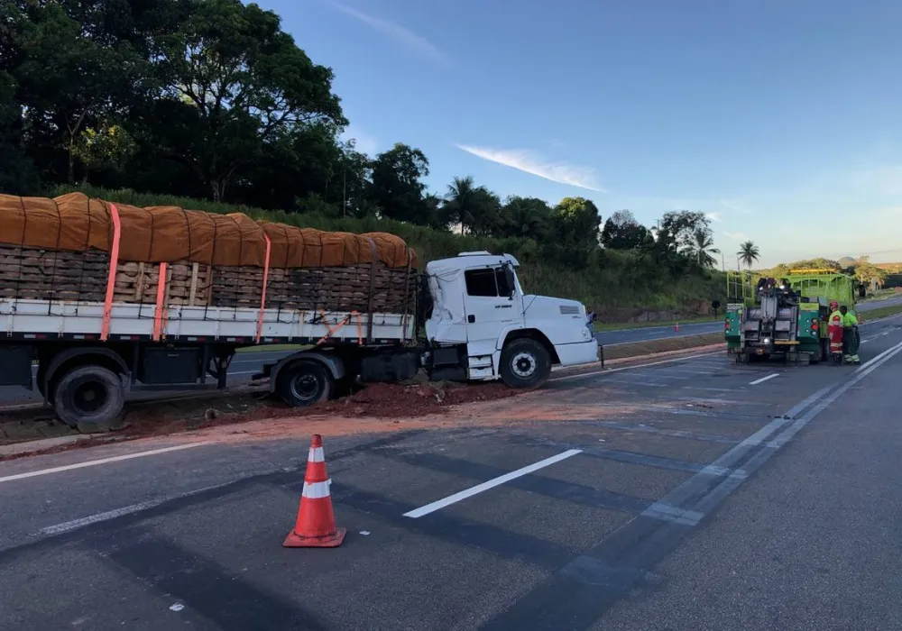 Imagem ilustrativa da imagem Trecho da BR-101 é interditado para retirada de carreta envolvida em acidente