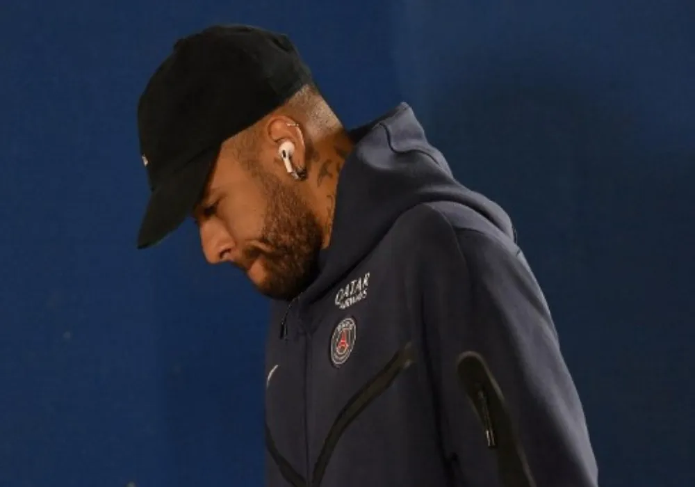 Imagem ilustrativa da imagem Lesão adia resposta sobre futuro de Neymar na seleção