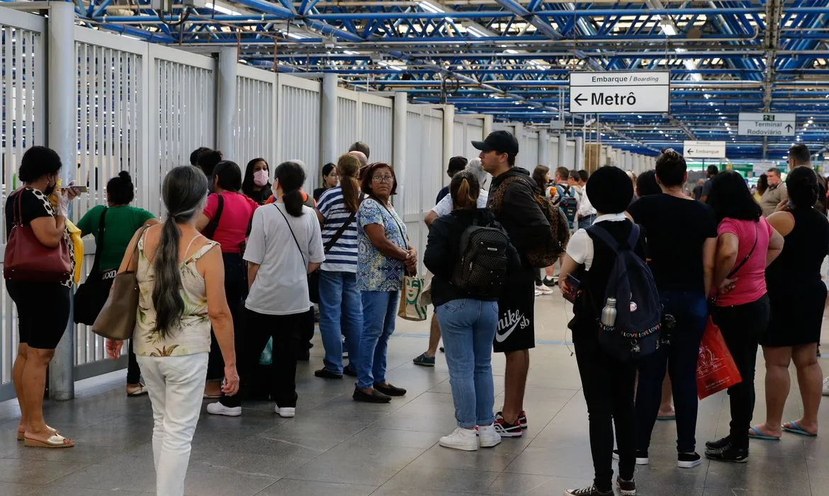 Imagem ilustrativa da imagem Metroviários aceitam proposta e encerram greve em SP