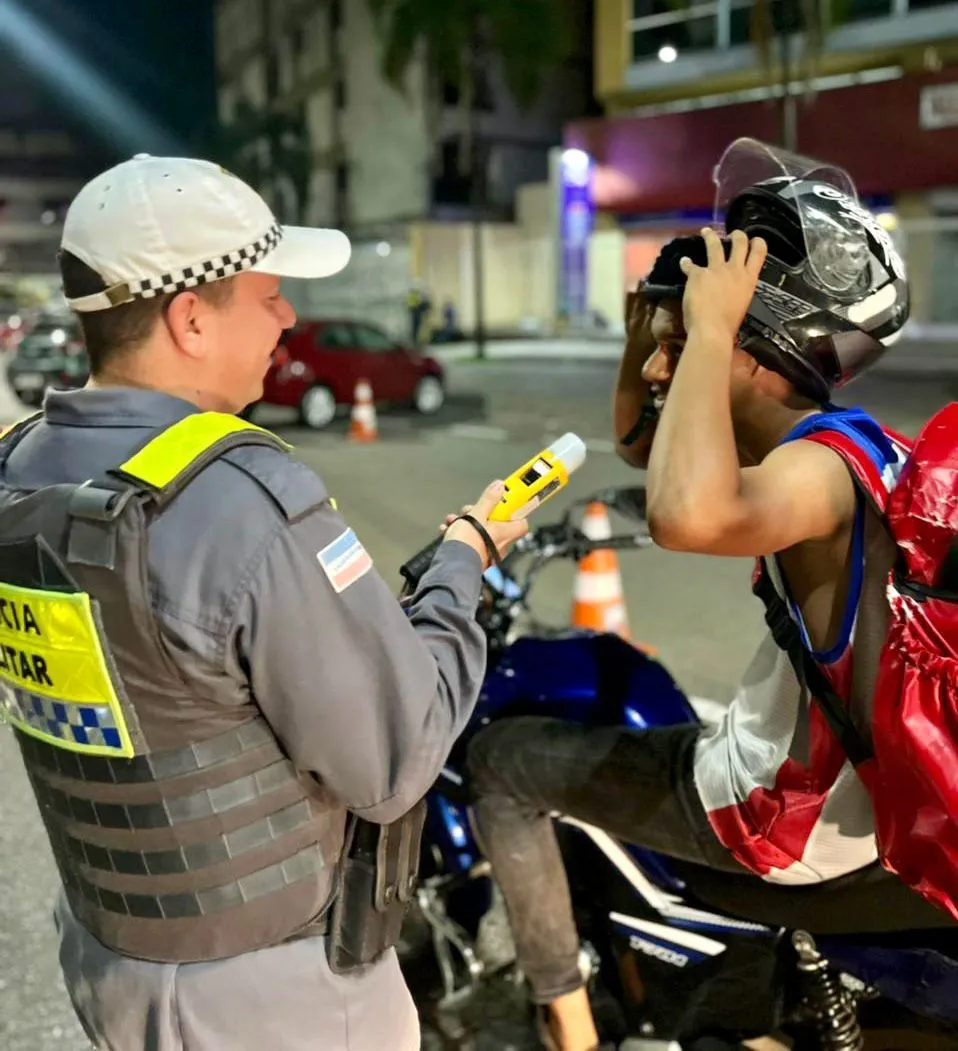 Imagem ilustrativa da imagem Até motorista pelado é flagrado em blitz da PM na Praia do Canto