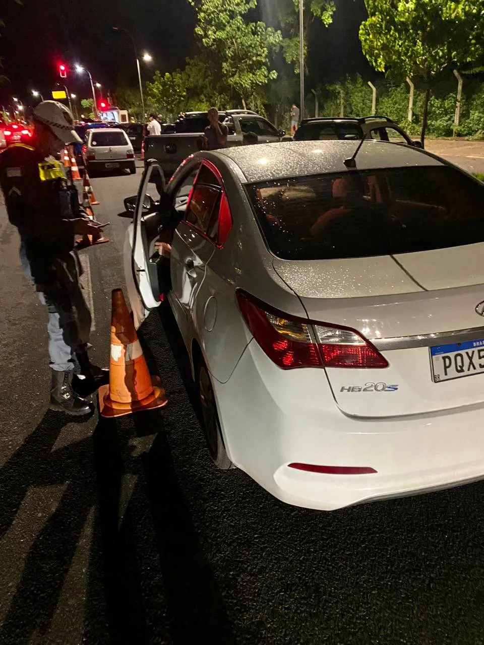 Imagem ilustrativa da imagem Até motorista pelado é flagrado em blitz da PM na Praia do Canto