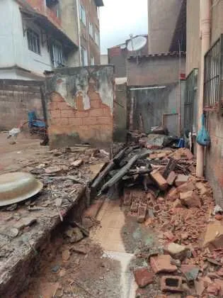 Imagem ilustrativa da imagem Chuva alaga ruas e destelha casas em cidade do ES