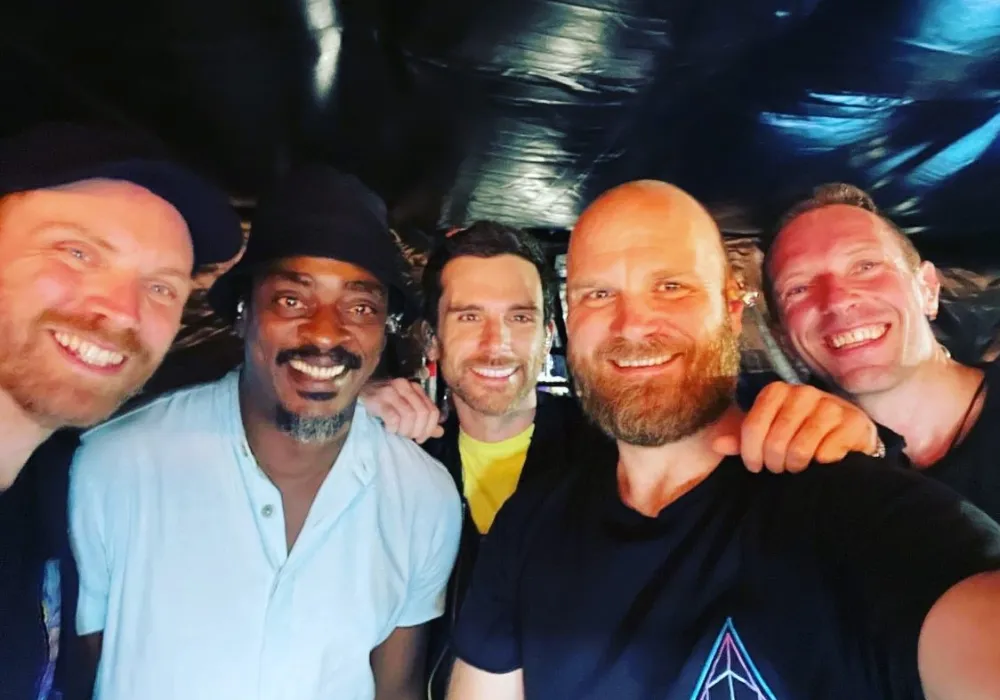 Imagem ilustrativa da imagem Coldplay toca com Milton Nascimento e Seu Jorge em último show no Brasil