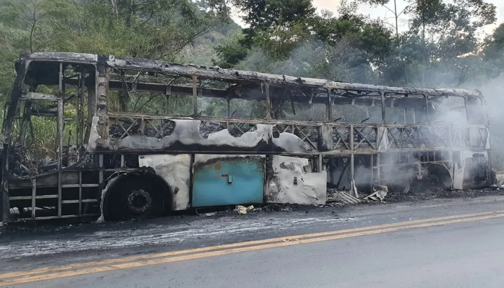 Imagem ilustrativa da imagem Passageiros saem às pressas e ônibus pega fogo na BR-262