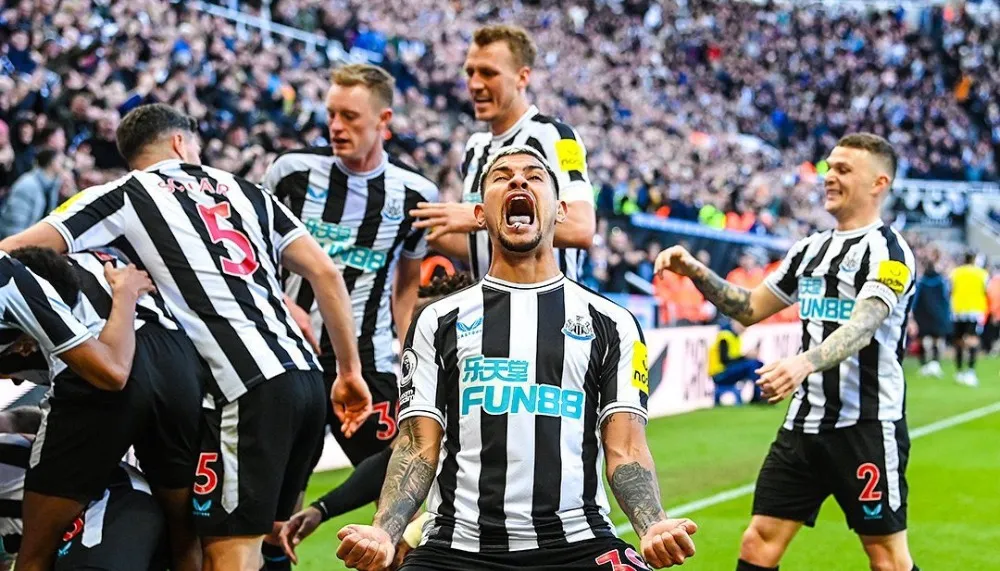Imagem ilustrativa da imagem Newcastle derrota o United e sobe para o 3º lugar do Campeonato Inglês