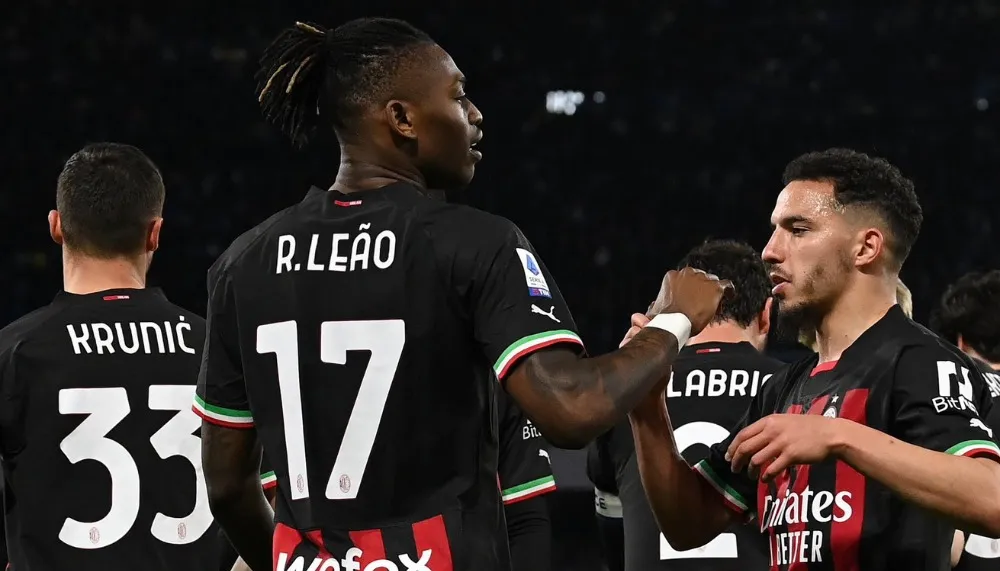 Imagem ilustrativa da imagem Milan arrasa o Napoli e sobe para o 3º lugar do Campeonato Italiano