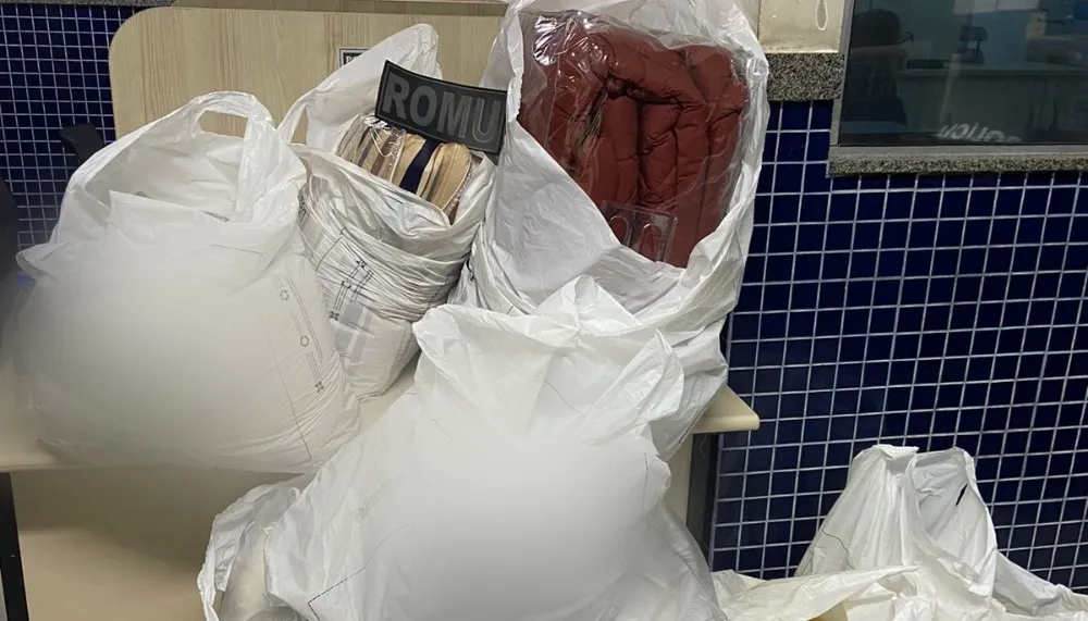 Imagem ilustrativa da imagem Suspeitos de aplicar golpe do cartão clonado são presos dentro de shopping no ES
