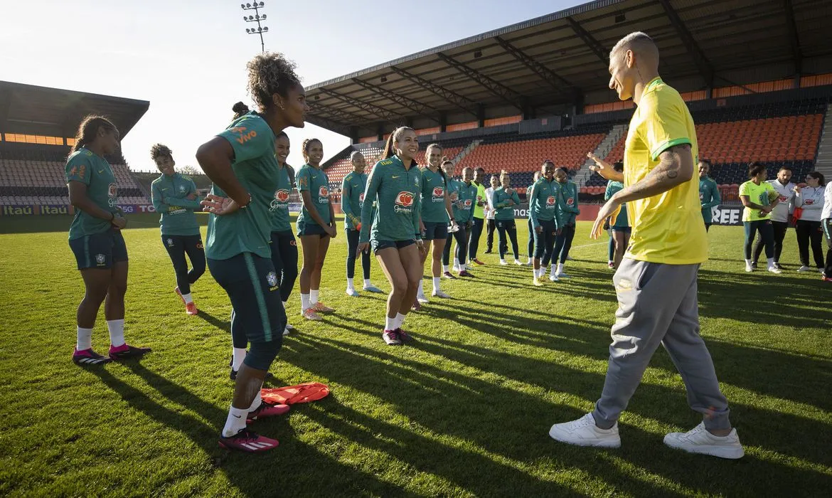 Imagem ilustrativa da imagem Richarlison visita treino da seleção brasileira feminina de futebol em Londres