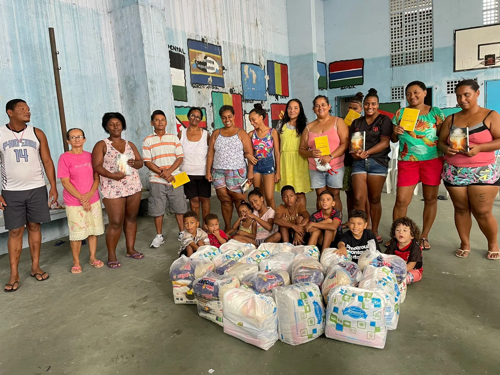 Imagem ilustrativa da imagem Famílias de ocupação recebem alimentos e chocolates de Adventistas em Vitória