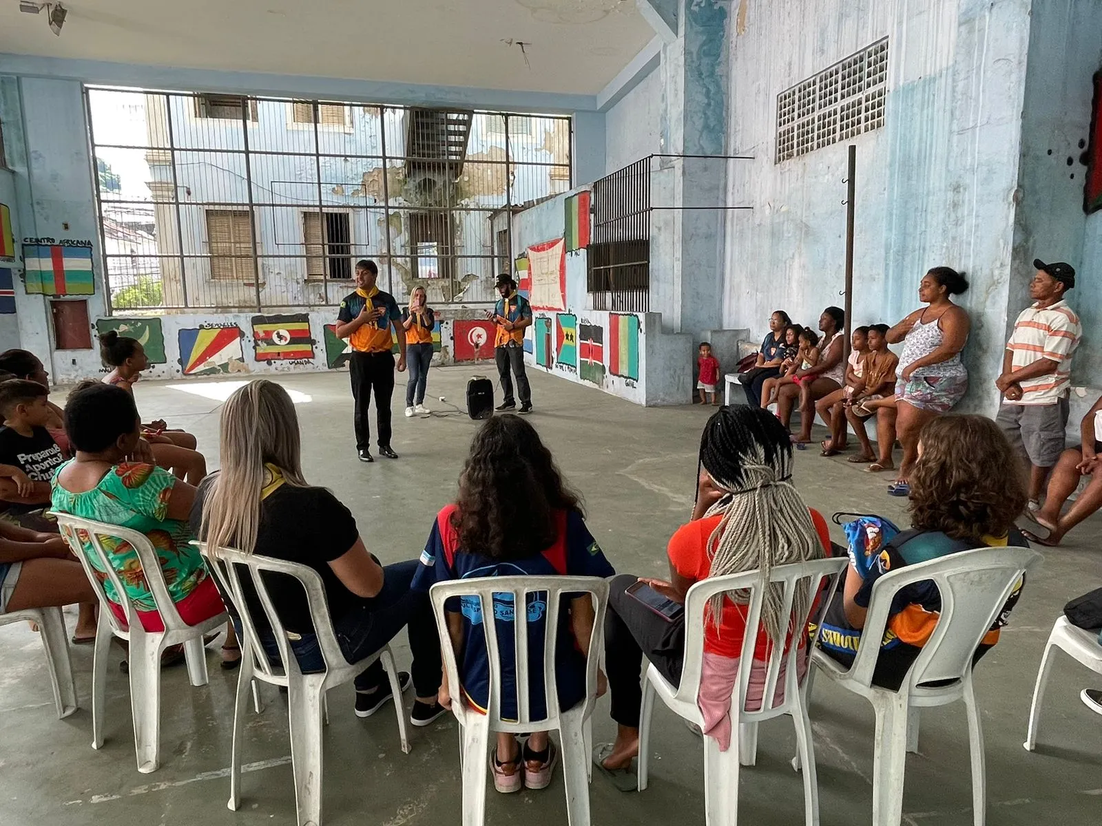 Imagem ilustrativa da imagem Famílias de ocupação recebem alimentos e chocolates de Adventistas em Vitória