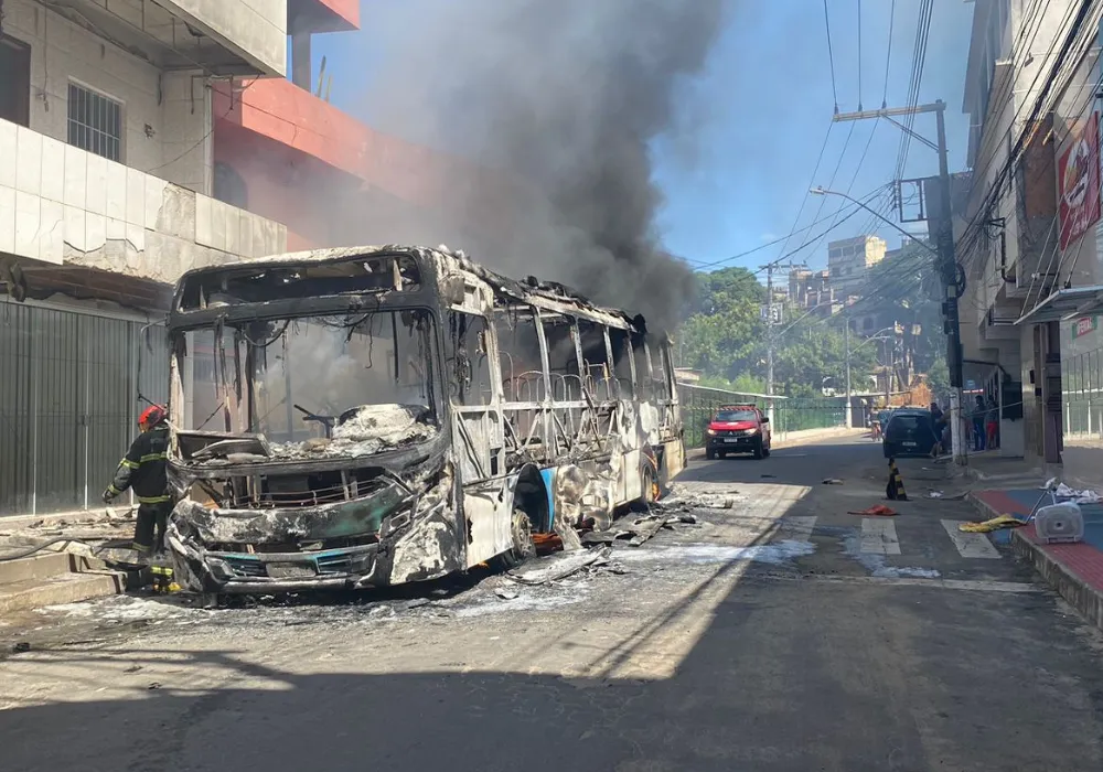 Imagem ilustrativa da imagem Ônibus é incendiado em Vila Velha na tarde deste sábado