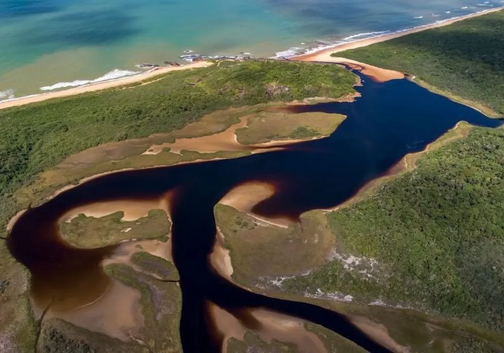 Imagem ilustrativa da imagem Mais de 50 praias e piscinas naturais em Guarapari