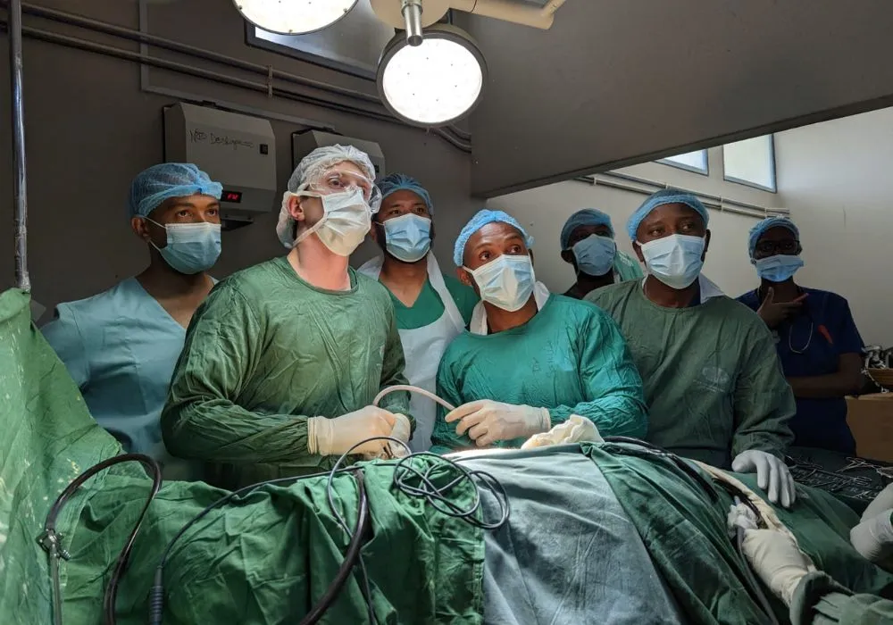 Imagem ilustrativa da imagem Médico capixaba comanda cirurgia inédita em país africano. Veja entrevista