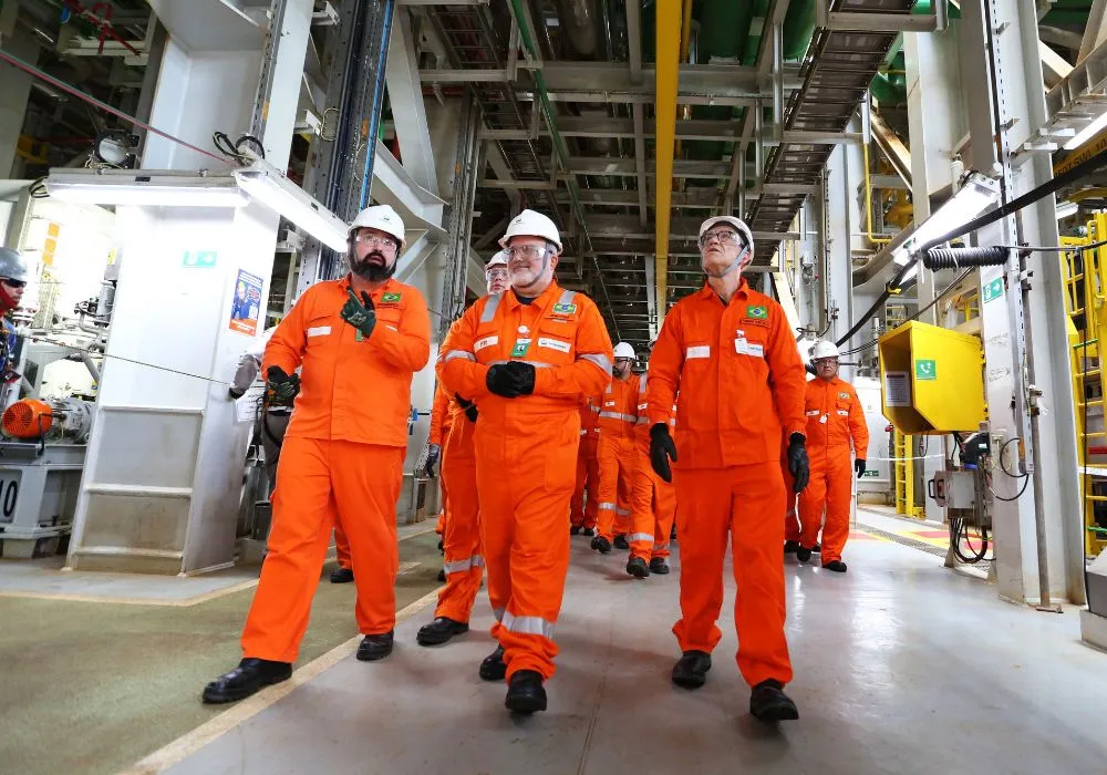 Imagem ilustrativa da imagem Presidente da Petrobras visita plataforma que está sendo construída no ES