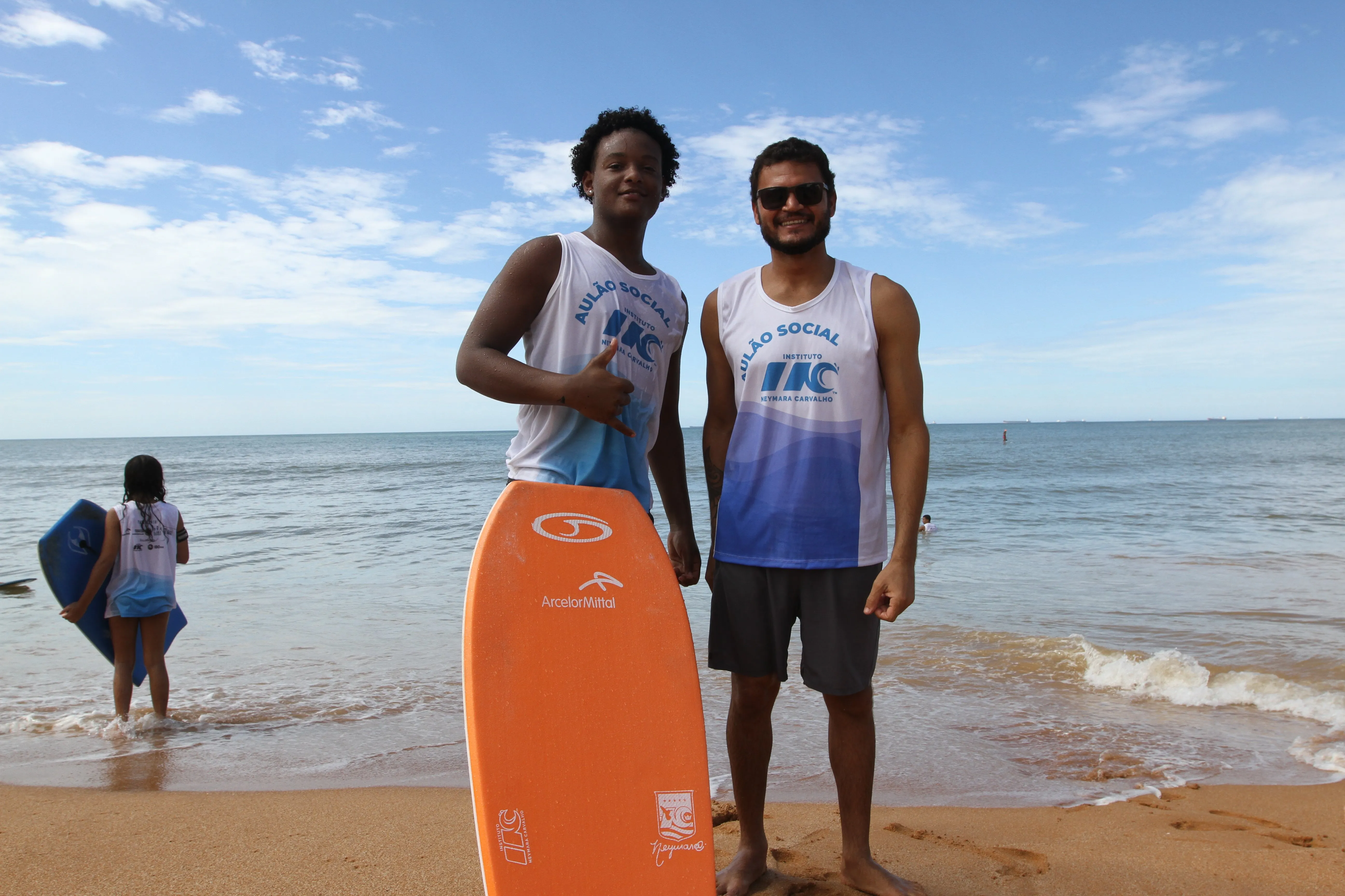 Imagem ilustrativa da imagem Crianças aprendem noções de bodyboarding em aulão social na Serra