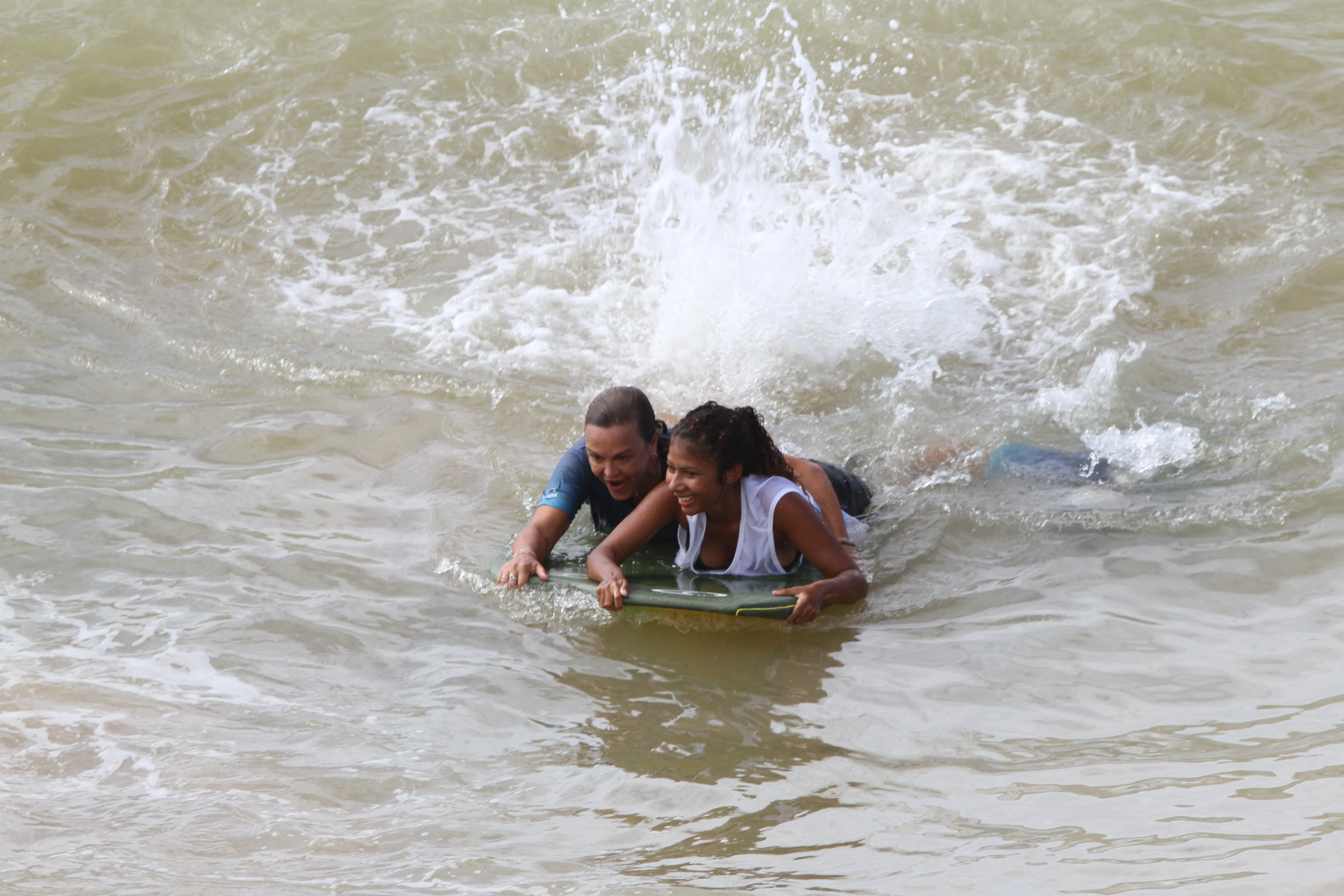 Imagem ilustrativa da imagem Crianças aprendem noções de bodyboarding em aulão social na Serra