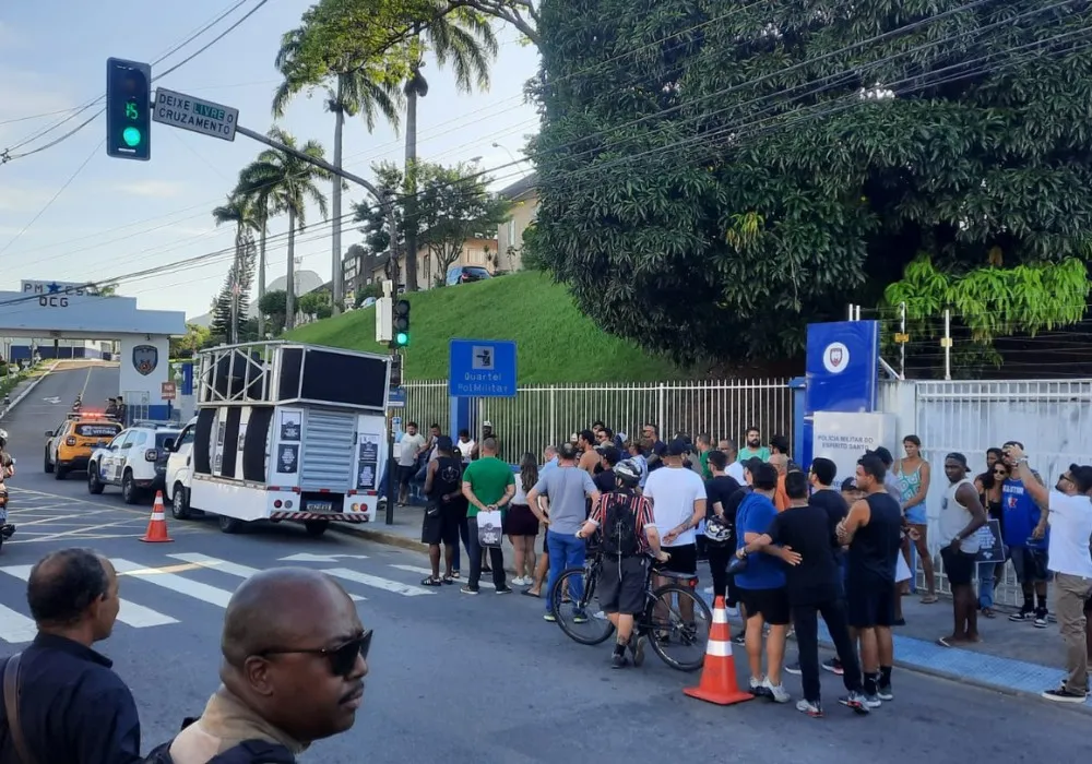 Imagem ilustrativa da imagem Familiares e amigos de músico assassinado fazem manifestação por justiça