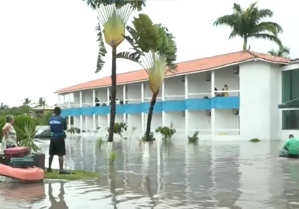 Imagem ilustrativa da imagem Fortes chuvas causam enchentes e deslizamentos no litoral sul da Bahia