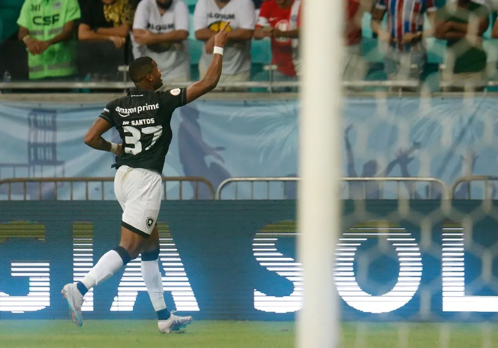 Imagem ilustrativa da imagem Botafogo vence Bahia com gol de Tchê Tchê e mantém 100% no Brasileiro