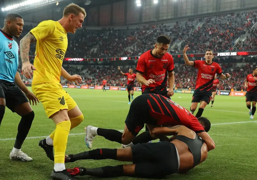 Imagem ilustrativa da imagem Athletico elimina o CRB da Copa do Brasil nos pênaltis com erro do goleiro