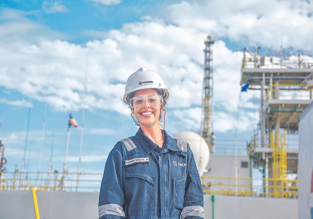 Imagem ilustrativa da imagem Engenheira comanda plataforma de petróleo com 150 pessoas