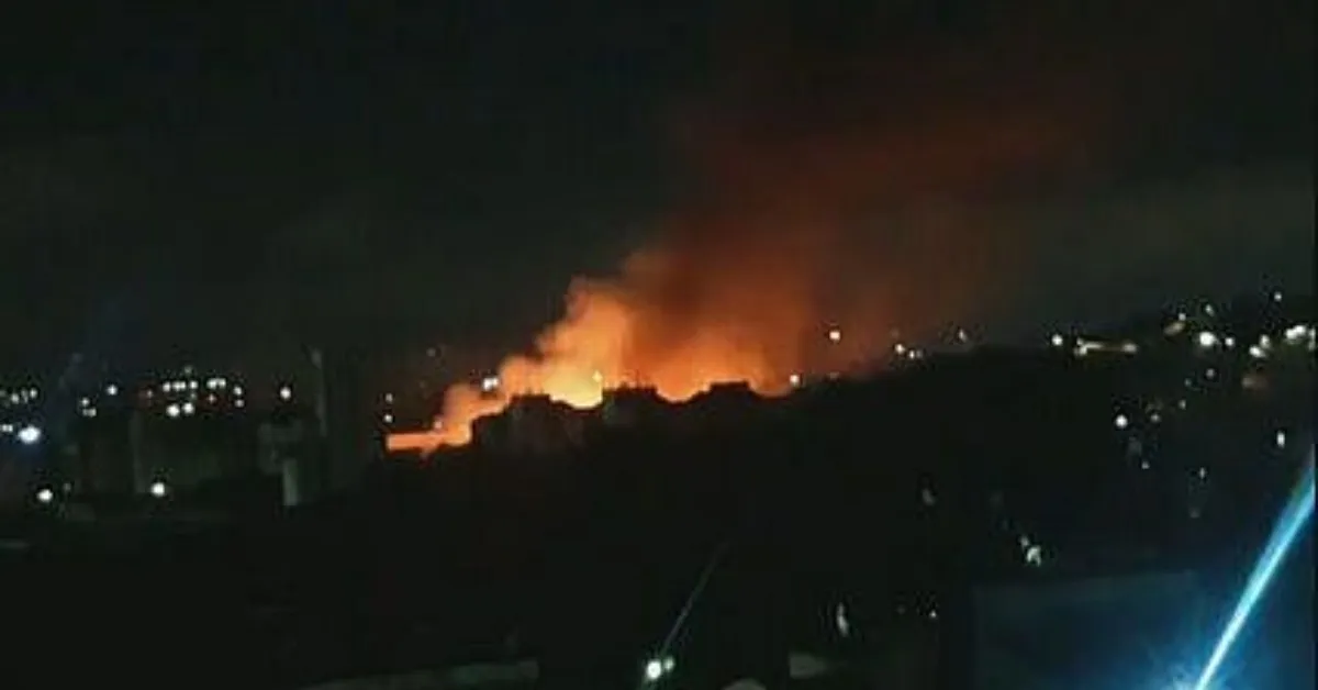 Imagem ilustrativa da imagem Incêndio de grandes proporções atinge comunidade na zona leste de SP