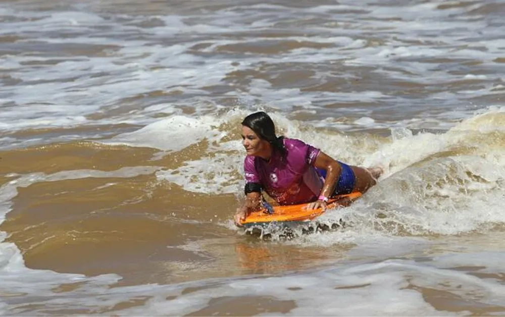 Imagem ilustrativa da imagem Veterana é bicampeã mundial de bodyboarding no ES