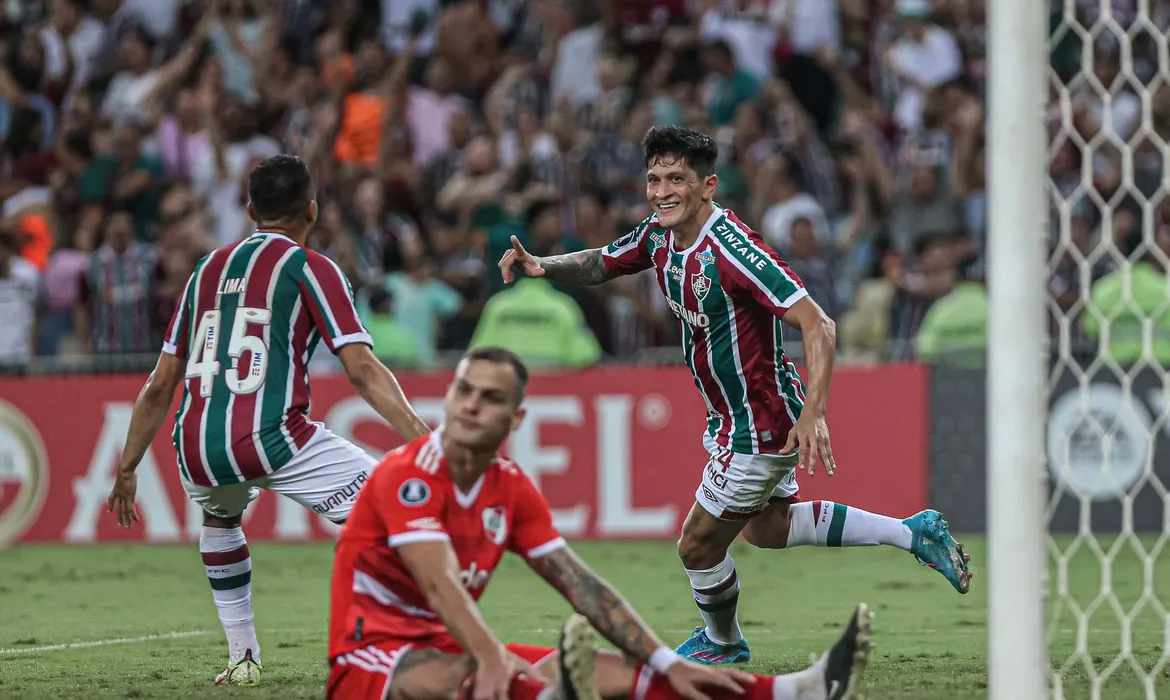 Imagem ilustrativa da imagem Com três gols de Cano, Fluminense goleia River Plate na Libertadores