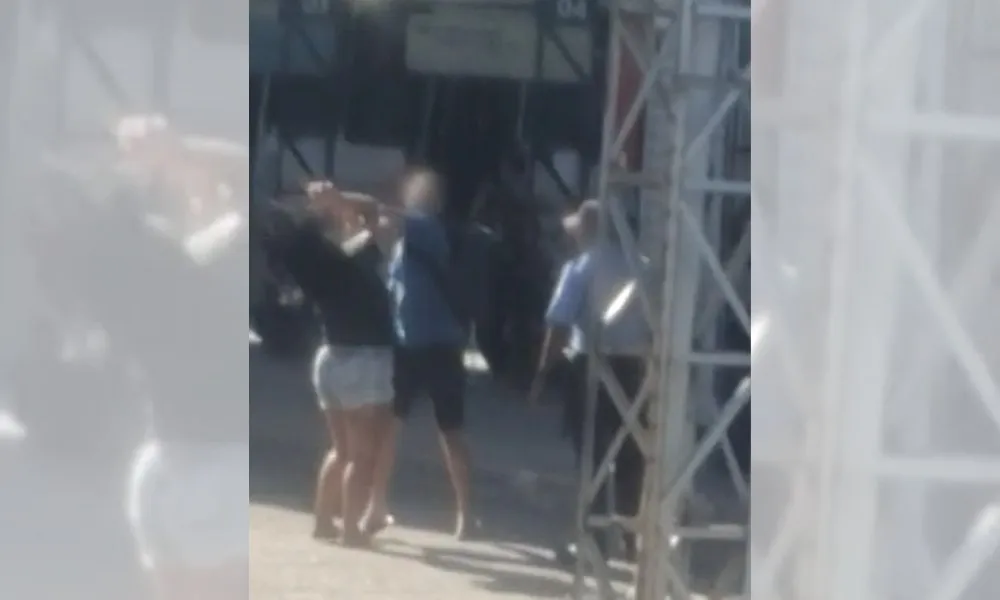 Imagem ilustrativa da imagem VÍDEO | Mulher é perseguida e agredida dentro de terminal em Vila Velha